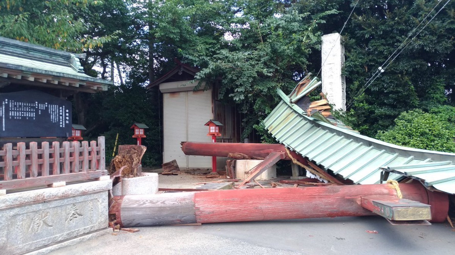 鷲宮神社の鳥居が倒壊 らき すた の聖地で何が ハフポスト