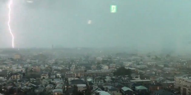 調布市から撮影された、ゲリラ豪雨での落雷の様子＝提供・@jmz1429/Twitter