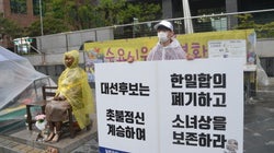 文在寅・大統領誕生で気になる日韓関係　少女像脇には撤去阻止の若者【ルポ】