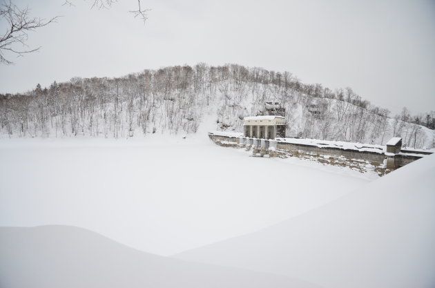 朱鞠内湖。冬には水面が凍る＝北海道幌加内町