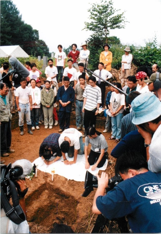 戦時中に過酷な労働に従事した人たちの遺骨が見つかり、死者を弔うワークショップの参加者たち