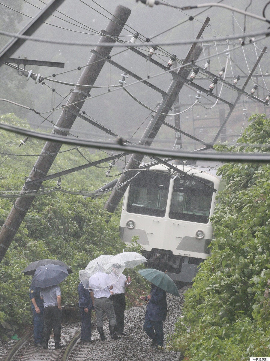 西武多摩湖線が脱線 土砂崩れで列車が立ち往生 画像 ハフポスト