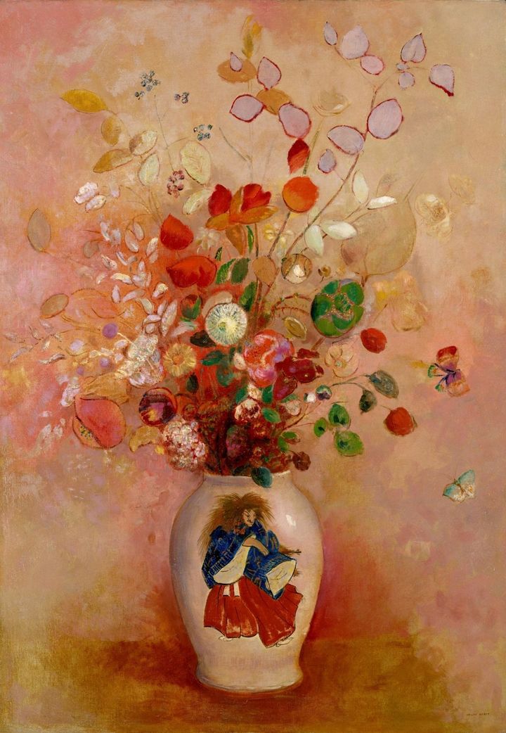 1890年頃から油彩やパステルを用いて幻想的な花などをあざやかな色彩で描いたルドン。幻想的で浮き上がるような花瓶の横には、花びらにも見える蝶が描かれている。
