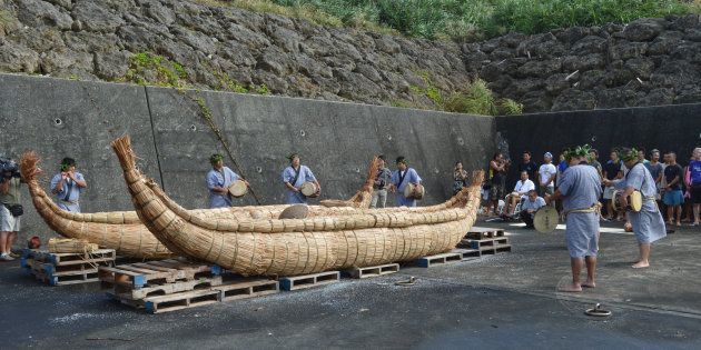 「3万年前の航海徹底再現プロジェクト」の草舟進水式で行われた笛、太鼓などによる魔よけの儀式＝2016年07月11日、沖縄県与那国町 