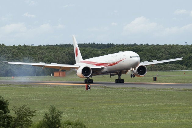 航空自衛隊千歳基地に到着した新政府専用機「７７７―３００ＥＲ」型機＝１７日午前