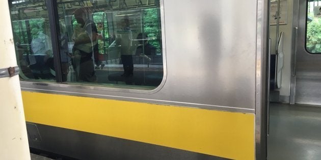 千駄ヶ谷駅で車両トラブルが発生した総武線の列車(木村結さん提供)