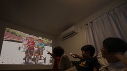 スクリーンいらずで寝室がシアタールームに大変身。「Android搭載ライト」で親子の過ごし方が変わる。
