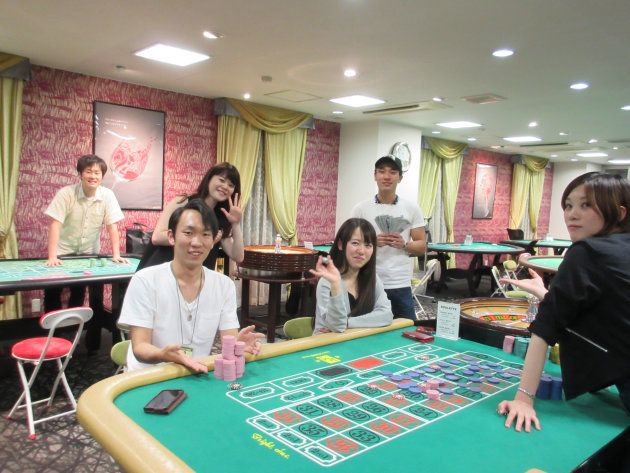 日本カジノスクールで学ぶ時田さん（左列真ん中）