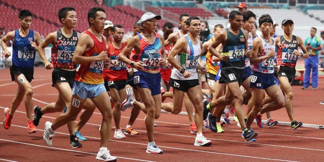 陸上の男子マラソンでスタートする井上大仁（左から2人目）と園田隼（右端）＝25日、ジャカルタ