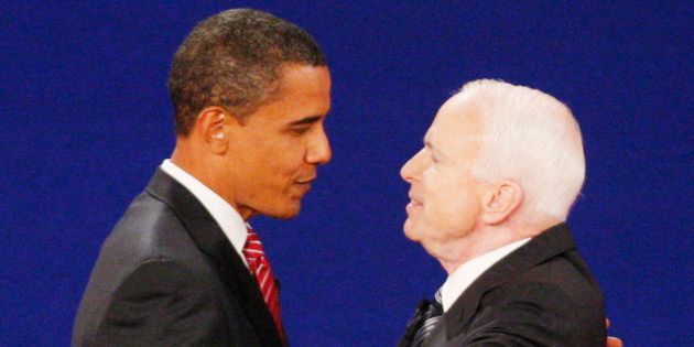 2008年の大統領選で討論前に握手を交わしたバラク・オバマ氏（左）とジョン・マケイン氏