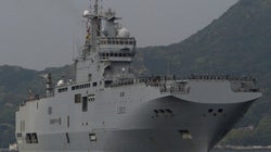 仏軍艦艇「ミストラル」が佐世保で一般公開　長崎の原爆を紹介する乗組員向け掲示も（画像集）