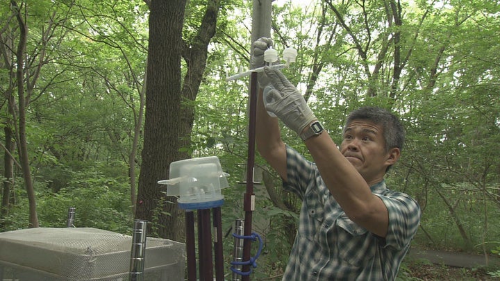 牧さんの手元にあるのが、フィルターが入った容器。電動ポンプで空気を吸い、 バイオエアロゾルをこしとる手作りの捕獲装置だ