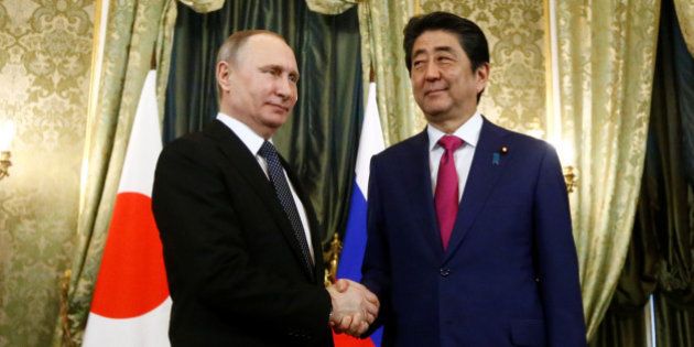 Russian President Vladimir Putin shakes hands with Japanese Prime Minister Shinzo Abe during a meeting at the Kremlin in Moscow, Russia April 27, 2017. REUTERS/Sergei Karpukhin