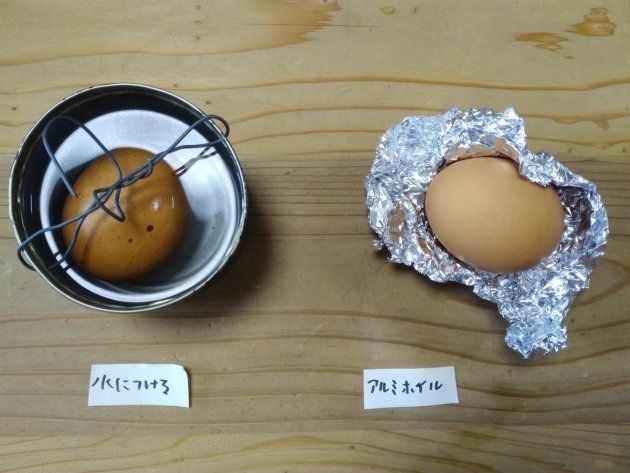 空き缶の水につけた卵（左）とアルミホイルに包んだ卵（右）