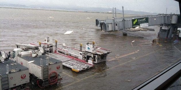 台風21号の接近で関空の滑走路が冠水 空港連絡橋にタンカーが衝突 ハフポスト News