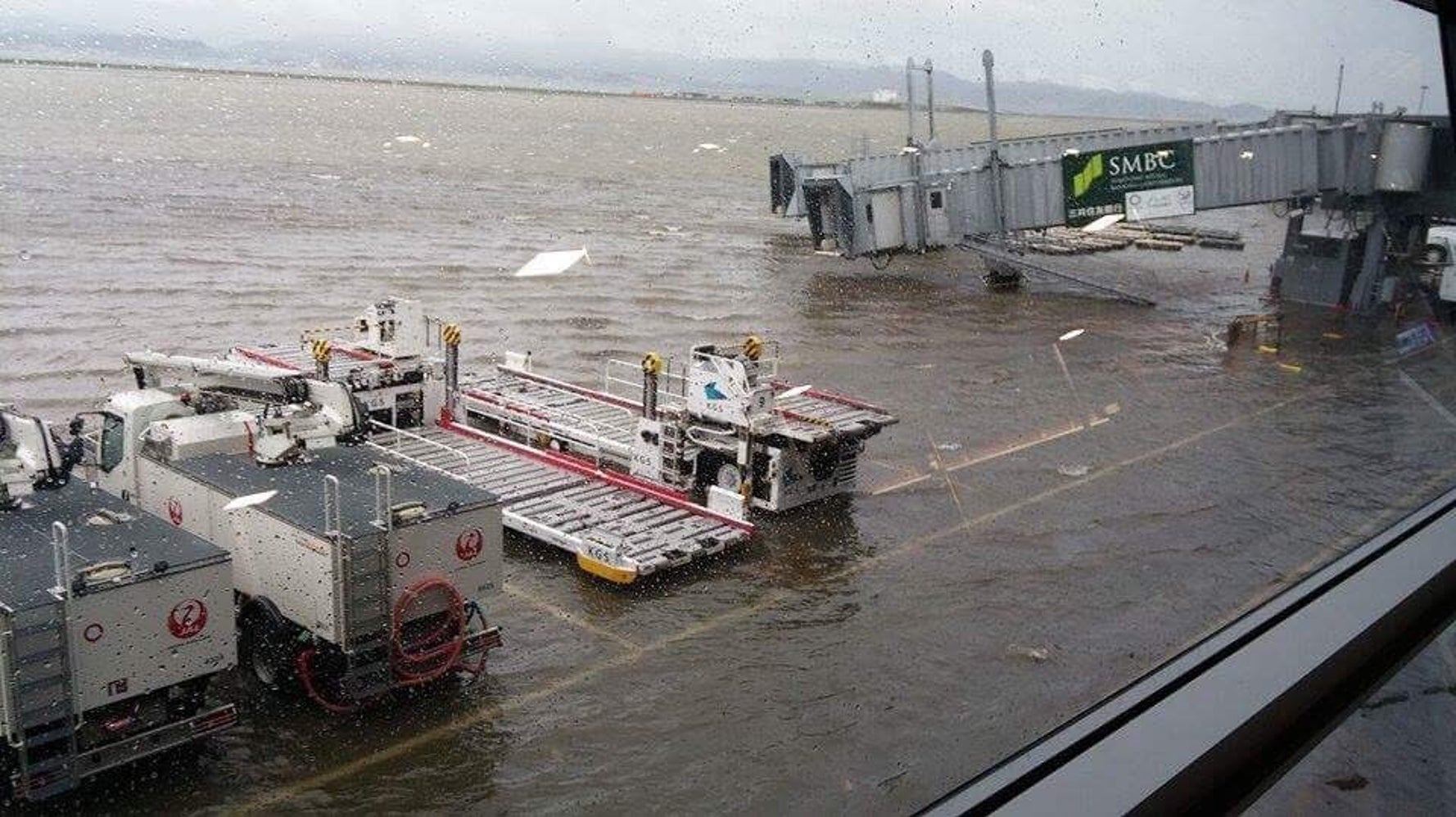 台風21号の接近で関空の滑走路が冠水 空港連絡橋にタンカーが衝突 ハフポスト