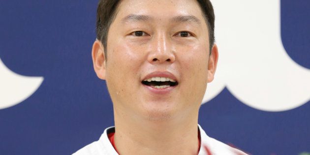 記者会見で現役引退を表明した広島の新井貴浩内野手＝9月5日、マツダスタジアム