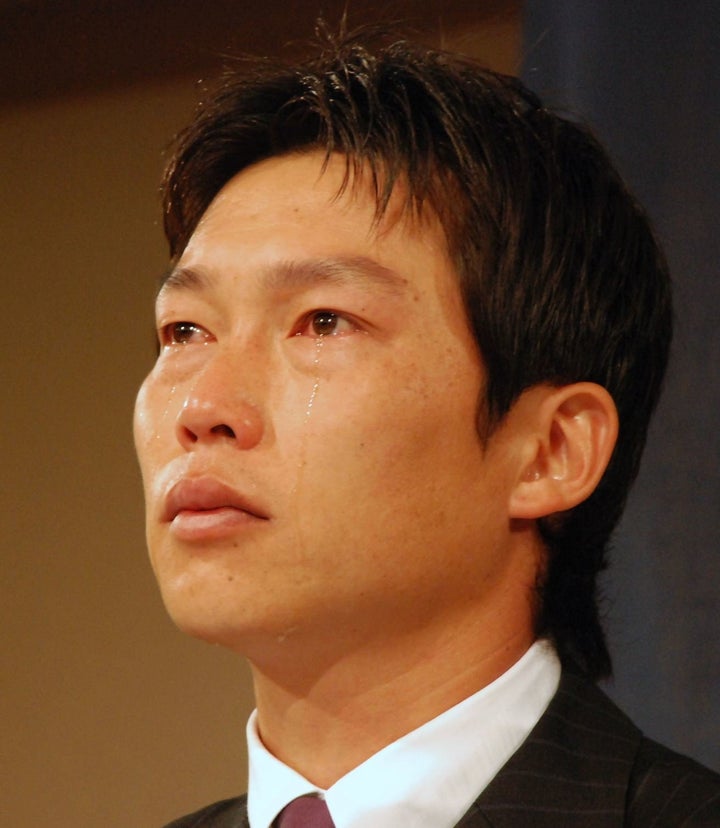 フリーエージェント(FA)を宣言、移籍の考えを明かし記者会見で涙を流す広島の新井貴浩(広島市内のホテル)=2007年11月