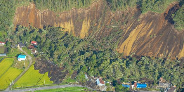 地震の影響で起きた大規模な土砂崩れの現場＝6日午前、北海道厚真町上空