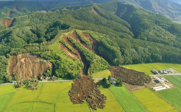 地震により土砂崩れが発生した北海道厚真町の山肌＝６日午前、同町上空
