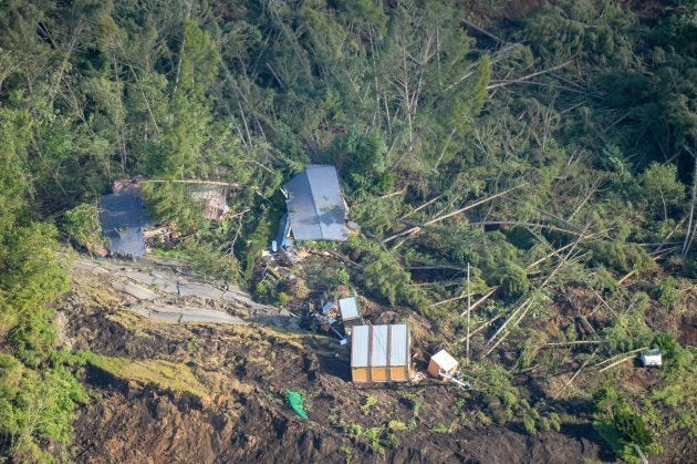 地震により土砂崩れが発生した北海道厚真町の山肌＝６日午前、同町上空