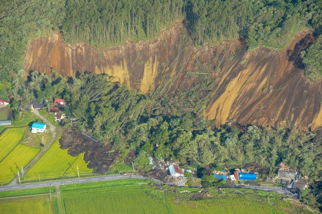 地震の影響で起きた大規模な土砂崩れの現場＝北海道厚真町上空