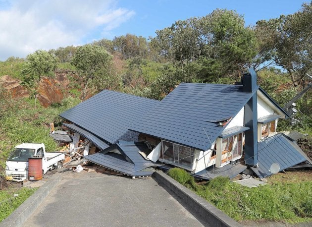 土砂崩れで倒壊した家屋＝北海道厚真町