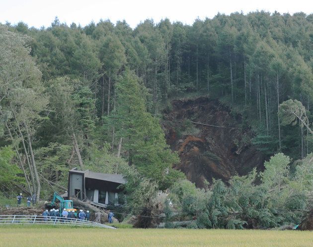 地震の影響で裏山が崩れた現場、北海道厚真町吉野地区 