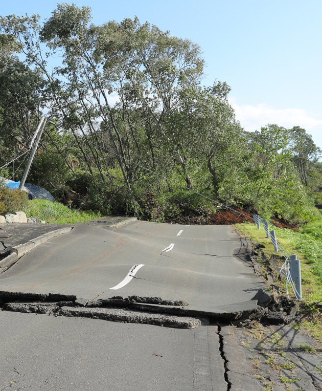 地震の影響で、波打つ道路＝北海道厚真町 