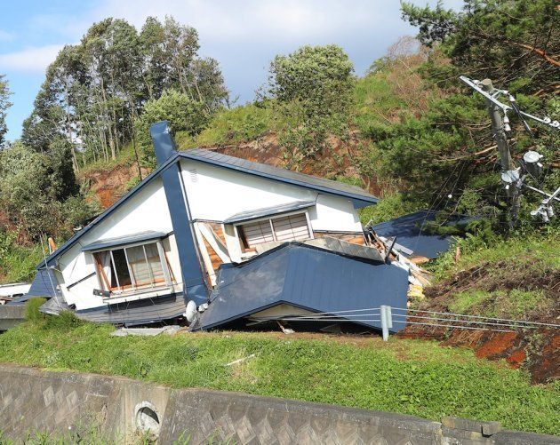 地震による土砂崩れで倒壊した家屋＝北海道厚真町 