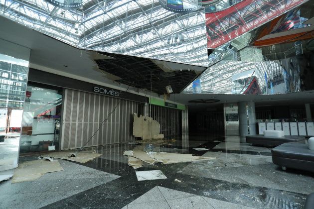 崩れた新千歳空港の天井
