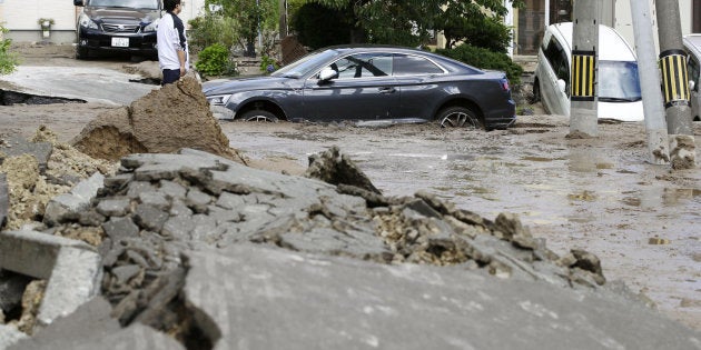 地震で隆起した道路＝北海道札幌市、2018年9月6日