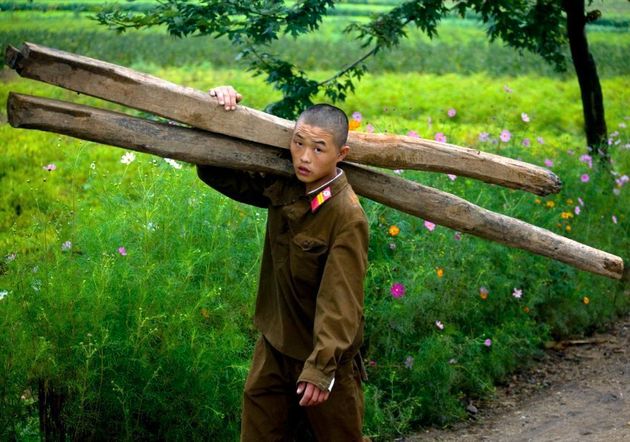 北朝鮮のプロパガンダ芸術に 現実の写真を重ねてみたら 画像 ハフポスト