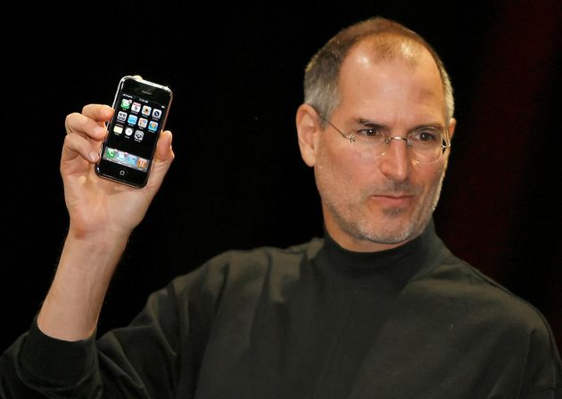 2007年6月29日、Apple社からiPhoneが発売された。1月の制作発表では、当時CEOだったスティーブ・ジョブズが「電話を再発明する」とプレゼンした。