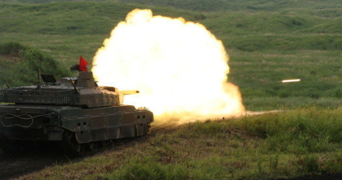富士総合火力演習で10式戦車ら集結 国内最大級の陸上自衛隊の訓練 ハフポスト