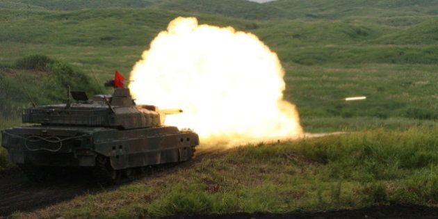 富士総合火力演習で10式戦車ら集結 国内最大級の陸上自衛隊の訓練 ハフポスト