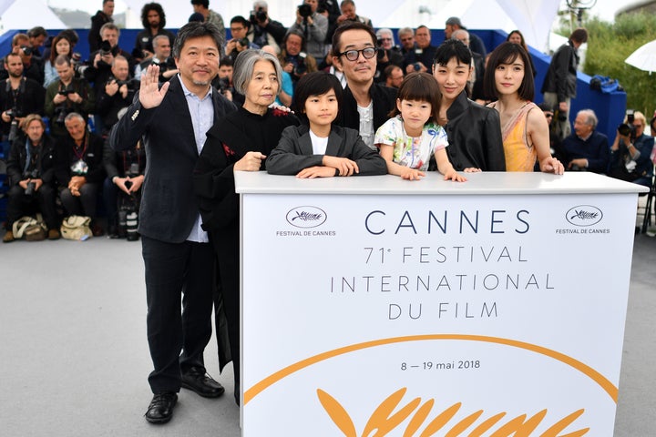 カンヌ映画祭に登壇した、「万引き家族」の出演メンバー。樹木さん(左から2人目)と是枝監督(左端)