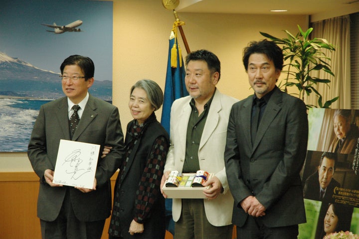 4月28日に公開される映画「わが母の記」をPRするため、舞台となった静岡県の川勝平太知事(左端)を表敬訪問した(左から)樹木希林さん、原田真人監督、役所広司さん(静岡県庁)