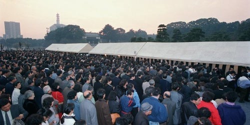 自粛ムード」で笑いも消えた。昭和天皇の健康が悪化した1988年