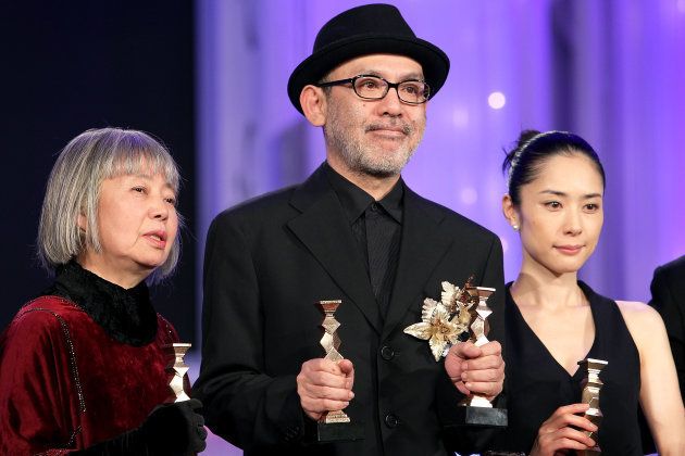 映画「悪人」で第34回日本アカデミー賞助演女優賞を受賞（左端）＝2011年2月