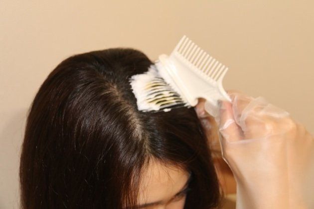 クリームタイプは髪の根元に密着して染められる。「使い方簡単」と「しっかり密着」を両立しているのが特徴だ。※使用上の注意をよく読んで、正しくお使いください。※ヘアカラーでかぶれたことのある方は絶対に使用しないでください。※ご使用前には毎回必ず皮膚アレルギー試験(パッチテスト)をしてください。