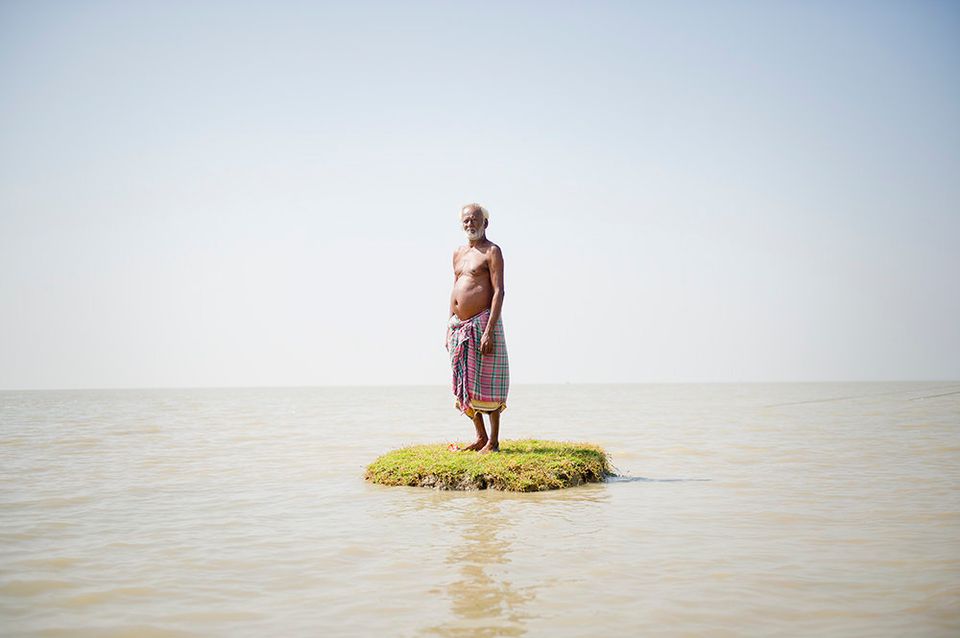 「25年で半分が沈んだゴラマラ島」シュールな写真集