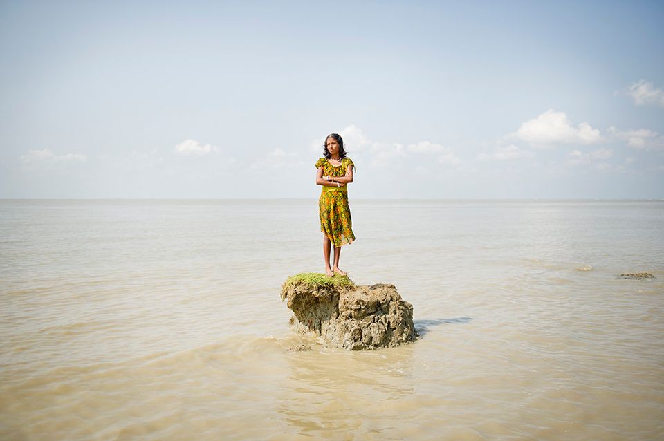 「25年で半分が沈んだゴラマラ島」シュールな写真集