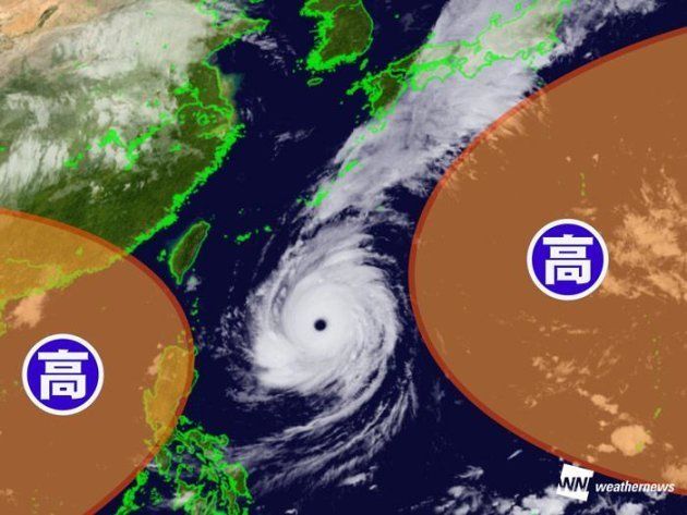 台風24号の雲と周辺の高気圧の様子