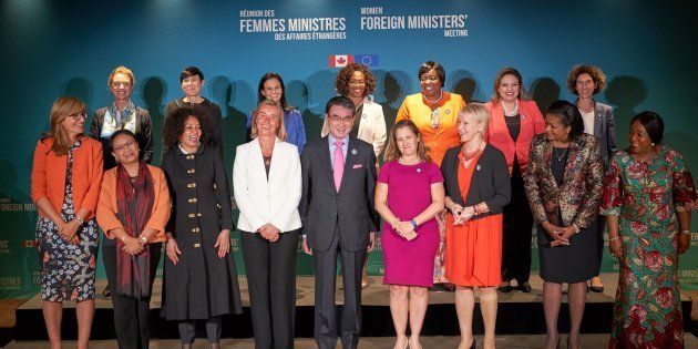 カナダ・モントリオールで開催された女性＆G7外相会合で記念撮影に納まる各国外相。前列中央は河野太郎外相（カナダ・モントリオール）