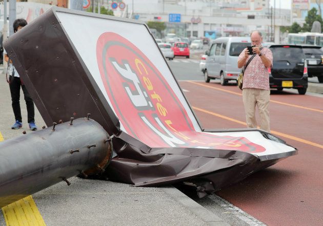 台風24号の強風で倒れたファミリーレストランの看板＝30日、沖縄県浦添市