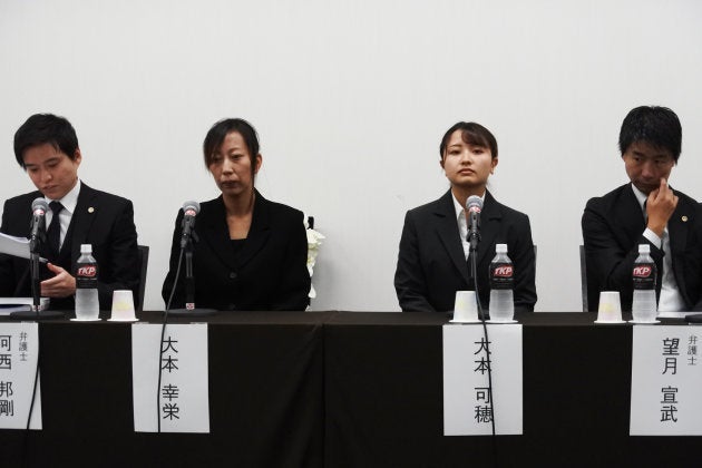 記者会見した遺族と代理人弁護士たち