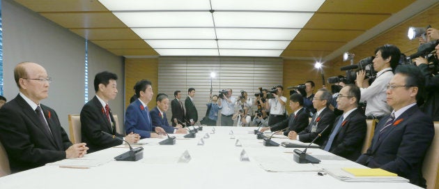 天皇陛下の退位と皇太子さまの即位などについて話し合う式典委員会=10月12日午前、首相官邸