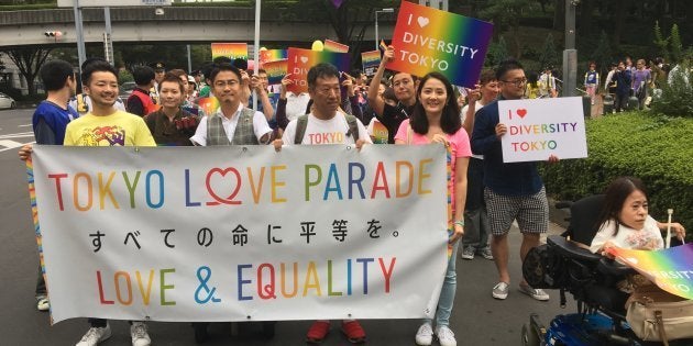 新宿中央公園から出発したTOKYO LOVE PARADEは靖国通りを抜け新宿二丁目にある新宿公園へと向かった。