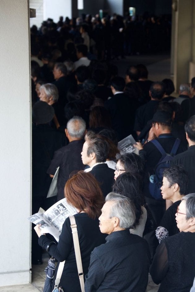 県民葬の会場に入りきらなかった人々が、献花のために長い列をつくった＝2018年10月9日午後、那覇市の奥武山公園